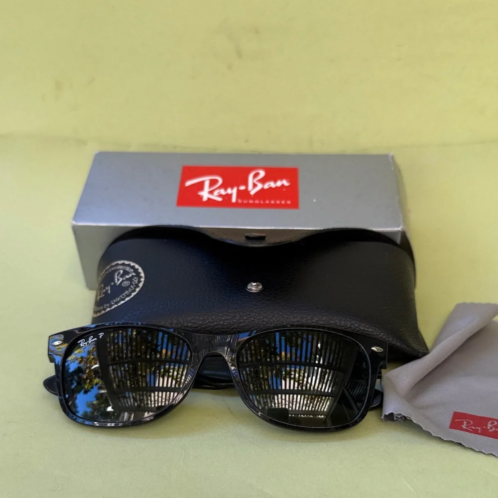 New in box Ray-Ban Classic Black Sunglasses